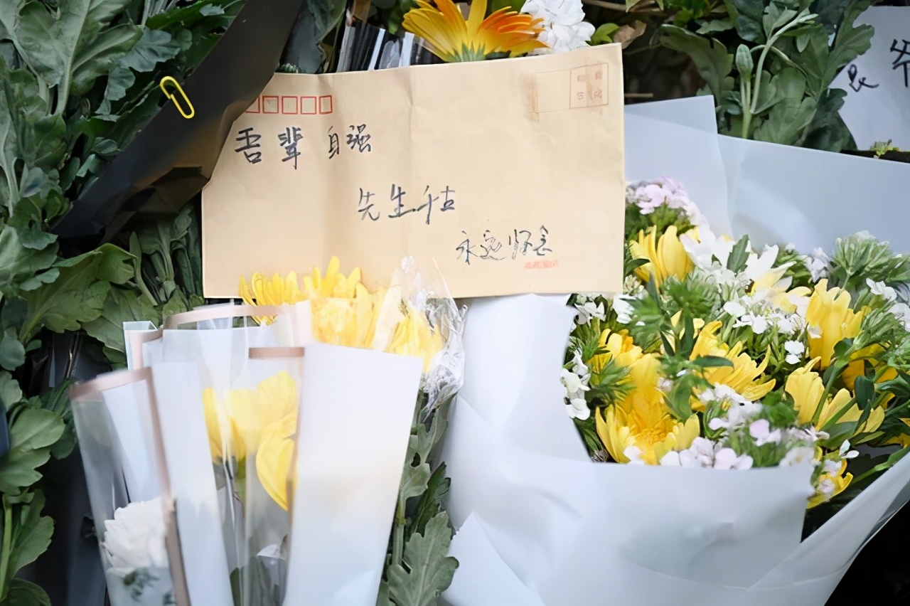 采访悼念袁隆平,长沙市民自发夹道送别袁隆平院士