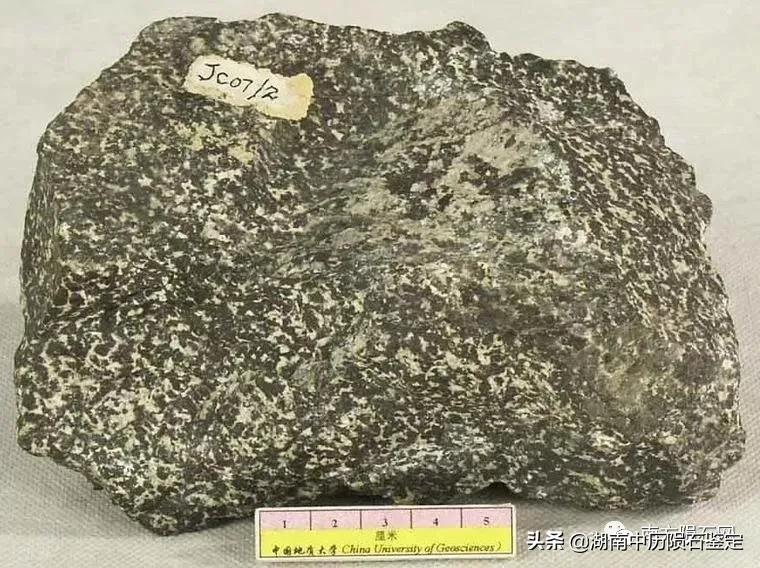 月球陨石与地球矿石的区别,月球陨石和矿石有什么区别