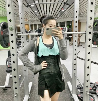 冻龄女神秦岚蕙质兰心气质出众,秦岚的穿搭一直都是独树一帜