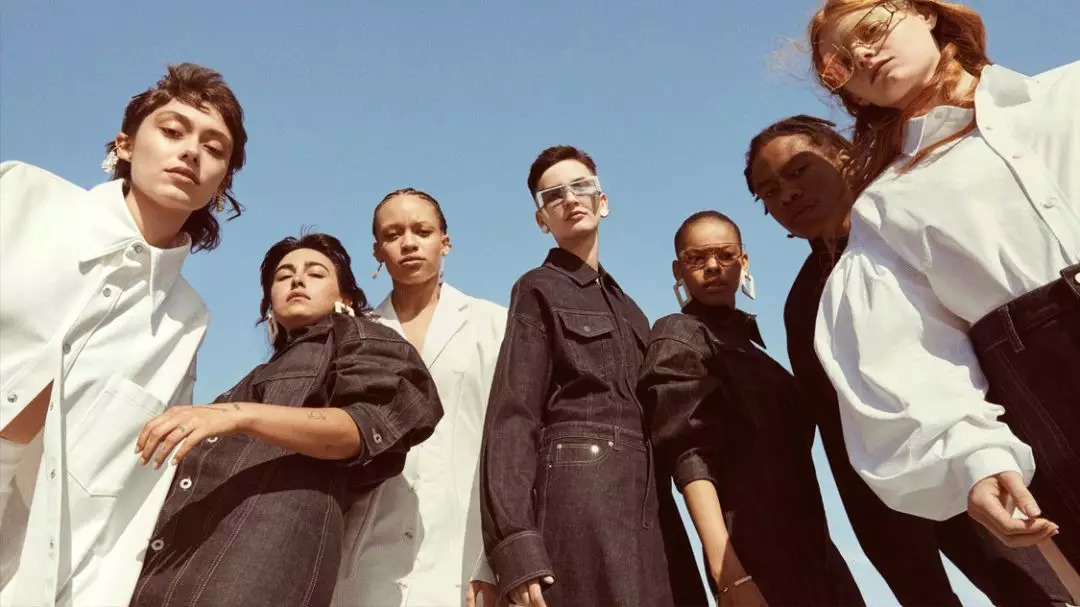 rihanna只靠副业微商赚6个亿,rihanna副业赚多少钱