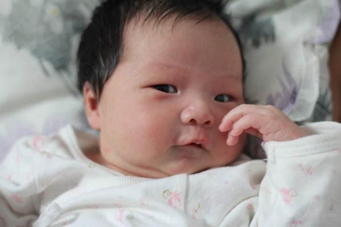 新生儿出生5天尿布有血迹正常吗,刚出生6天的宝宝换尿布老是哭