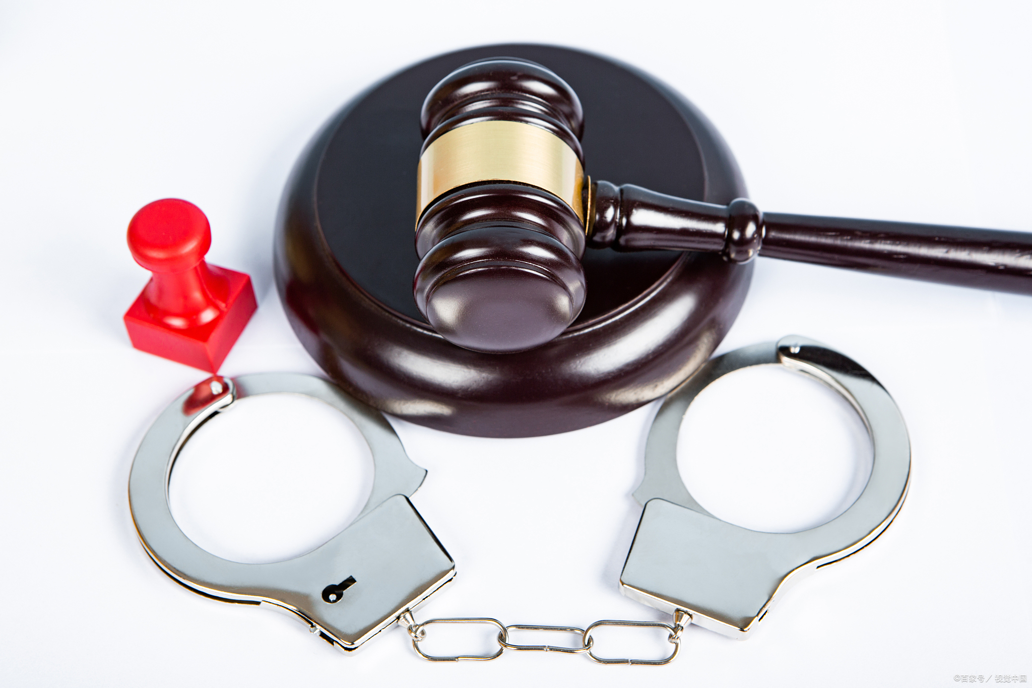 王某文强制猥亵行为被拘留15天彰显正义不是犯罪无法洗白？