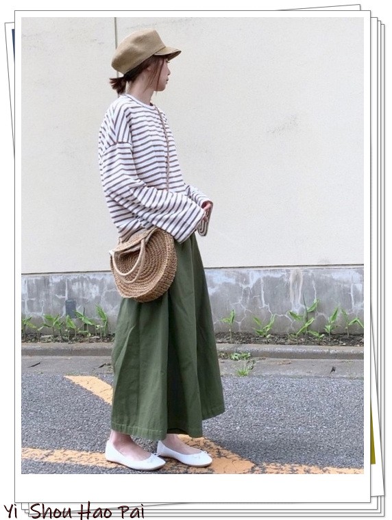 夏天绿色短袖阔腿裤套装配的凉鞋,黑色阔腿裤配绿色碎花上衣好看吗