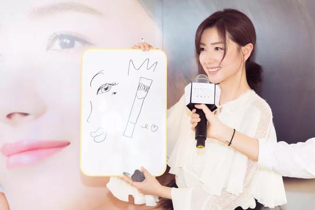 万茜代言怡丽丝尔现场,万茜出席品牌活动