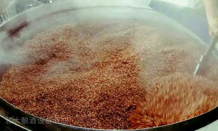 全自动小型酿酒设备蒸酒全过程,酿酒设备自动出酒