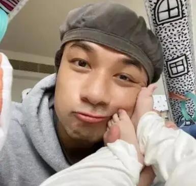 一不留神宝宝爬到床底,宝宝不注意趴在枕头上多久会死亡