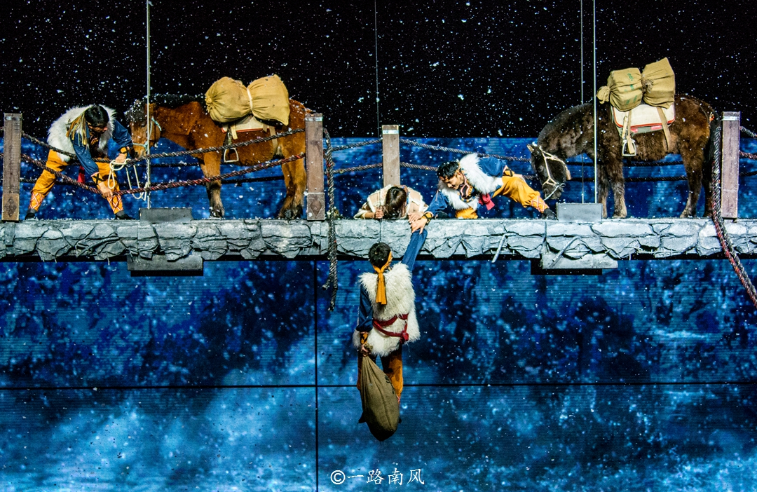 美女介绍丽江千古情景区,丽江千古情景区人多吗