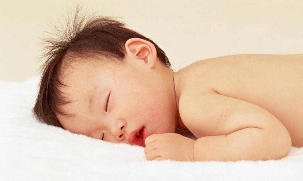 宝宝变成了大头蛙,宝宝会翻身后喜欢趴着睡怎么办