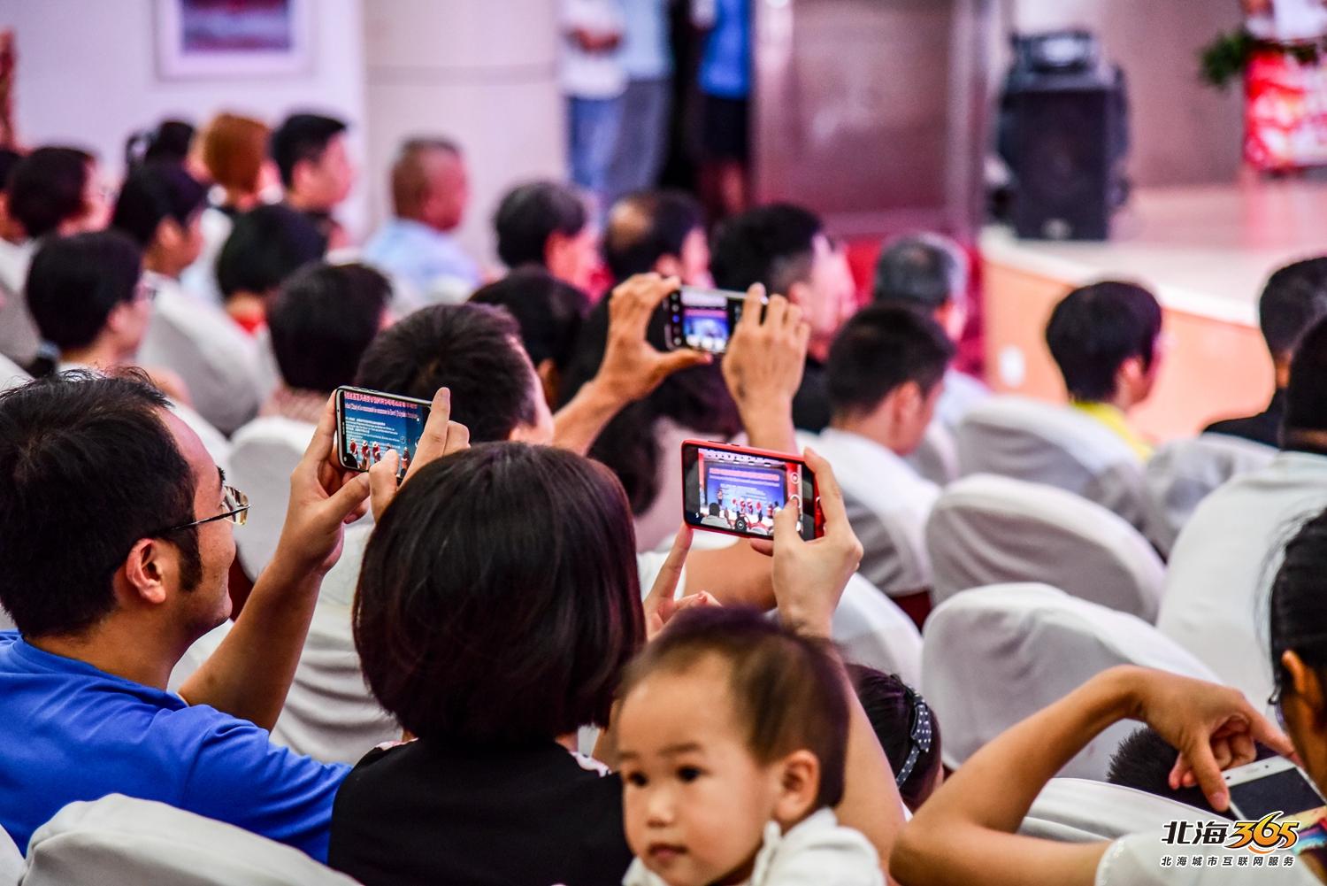 我在北海图书馆拍了一场特别的晚会，观众情不自禁跟着节奏动起来