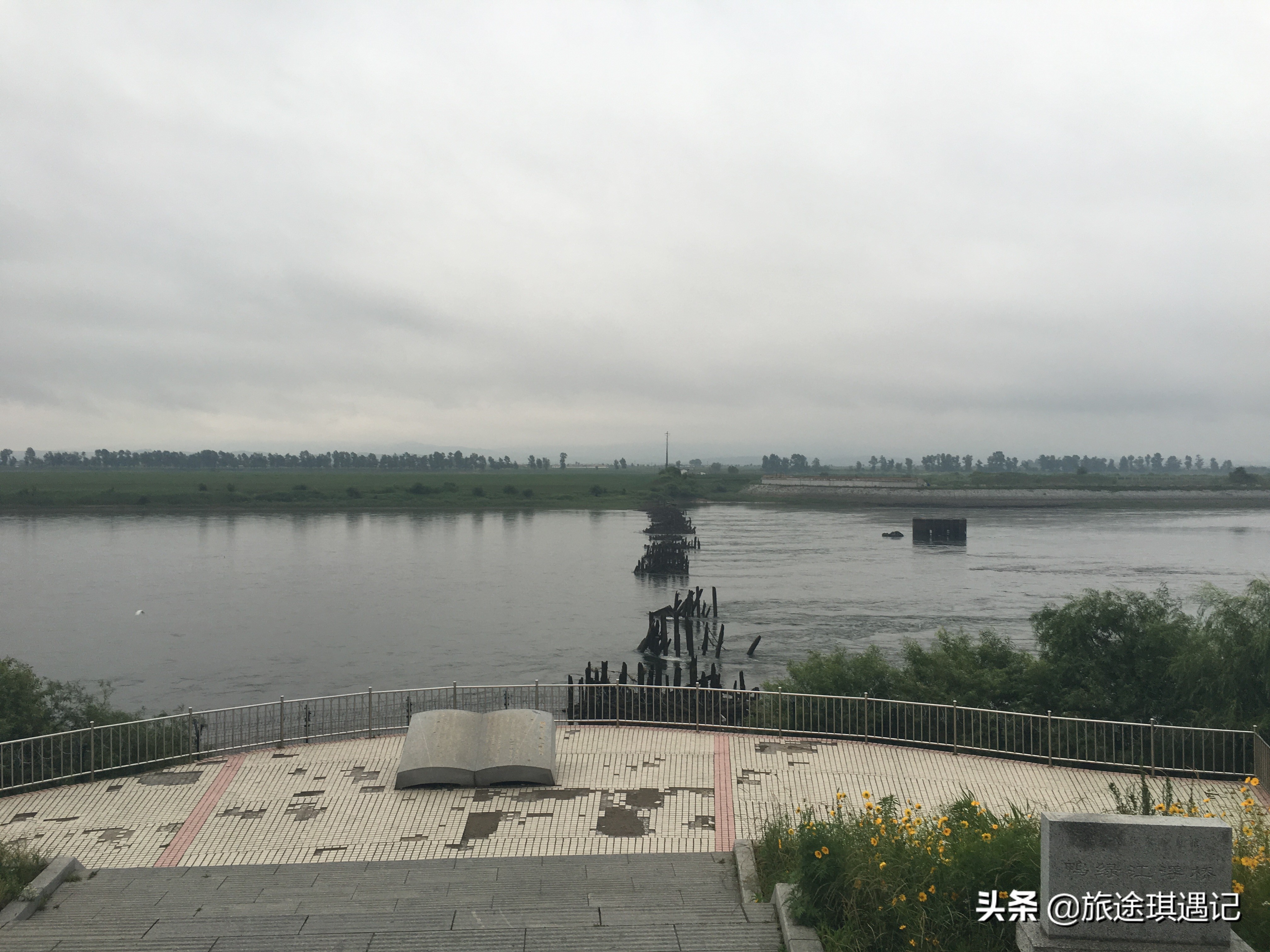 去丹东必打卡的两件事，游抗美援朝时跨过的鸭绿江，品特色黄蚬子