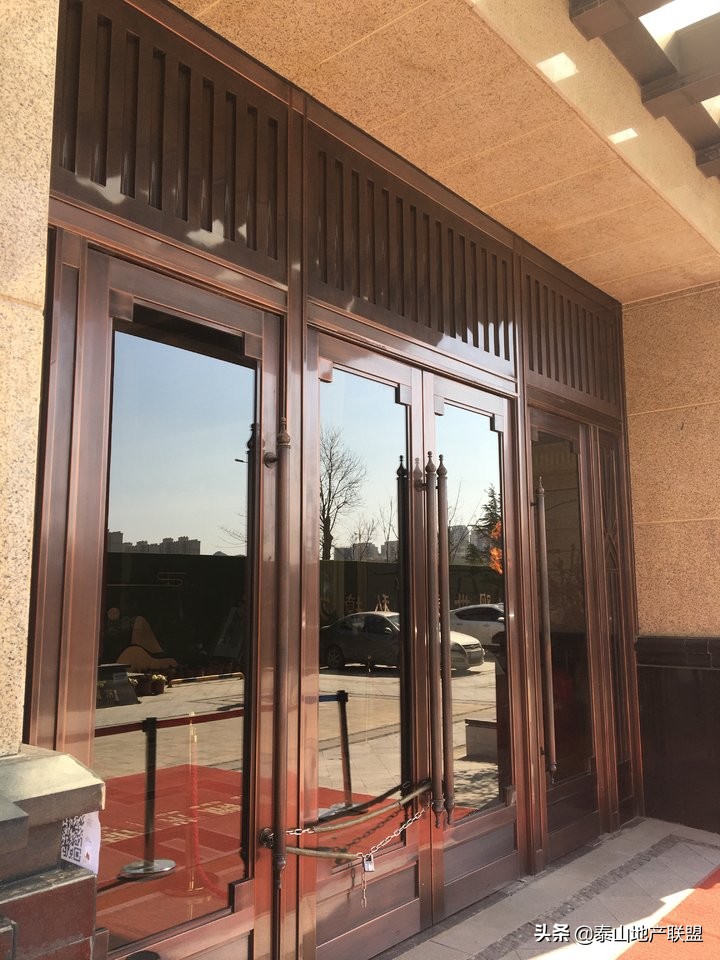 昨天人头攒动，今天大门紧闭，降价千元的融汇爱都售楼处被锁