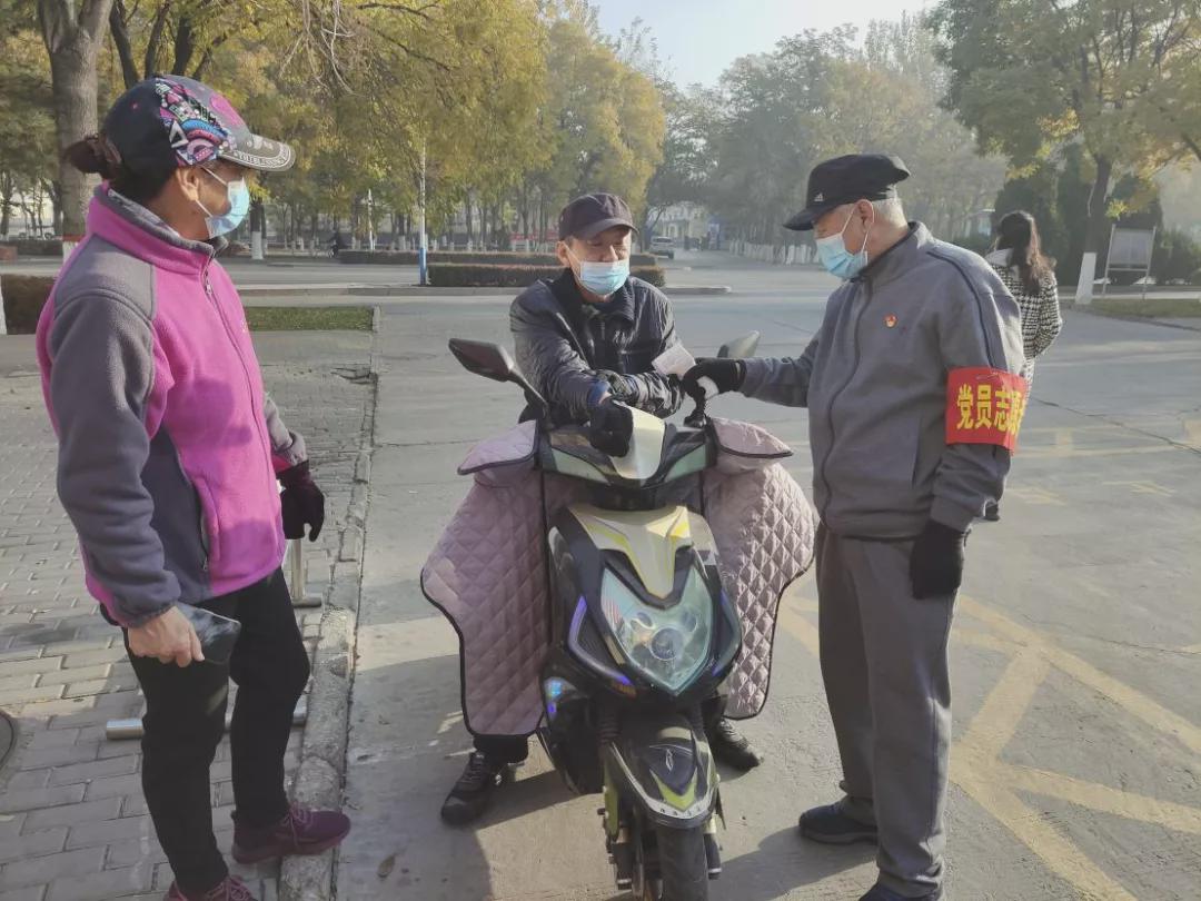 凝心聚力全民战“役”——红袖标警色蓝志愿红绘就最美色彩