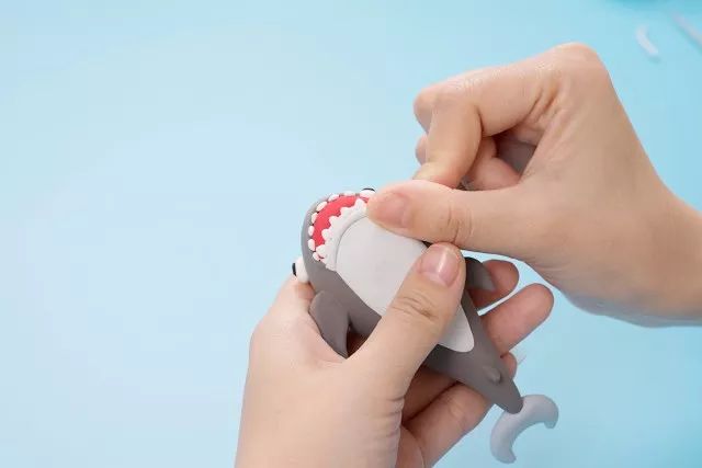 鲨鱼夹盘发教程,鲨鱼步教程新手入门