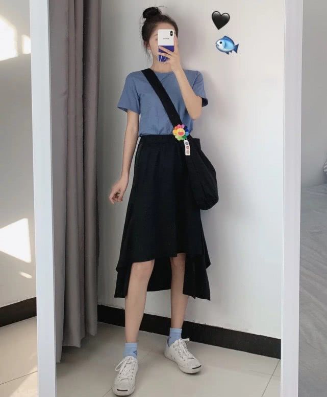 女生夏季穿搭简约休闲风学生党,简单清爽的穿搭才是夏季的主流