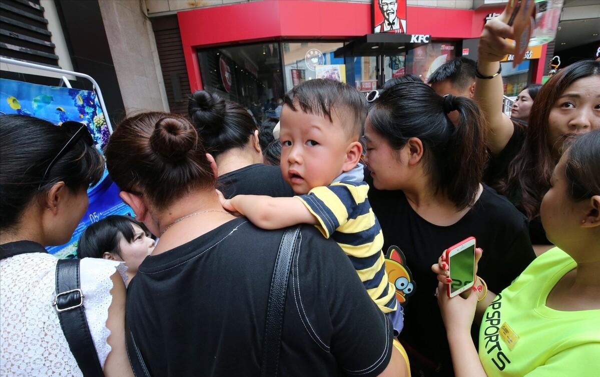 街上碰到人贩子光大喊没用，掌握5种求救方法，才能真正帮到你