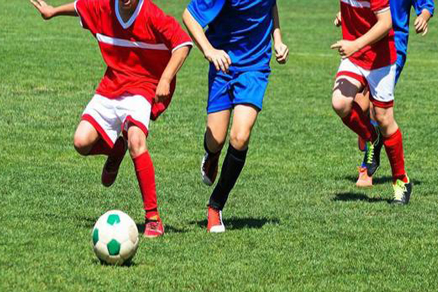 在足球场上训练队友该说的话,和球队一起踢球需要注意什么