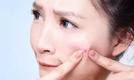 漂亮女孩跌倒,漂亮女孩从椅子上摔倒了