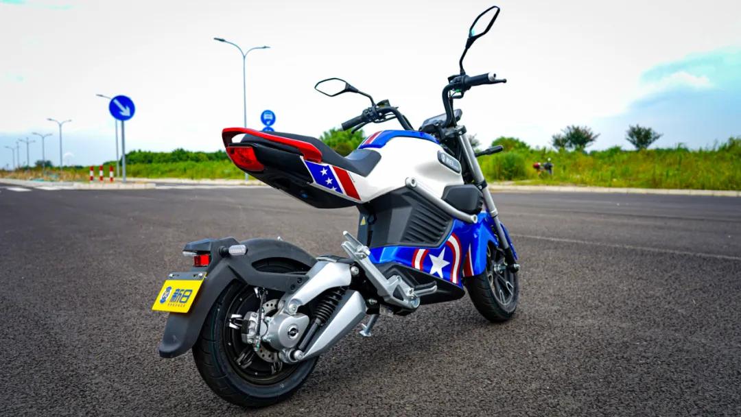 黑科技的电摩MIKUSuper:汽车级锂电双芯双动力指纹解锁