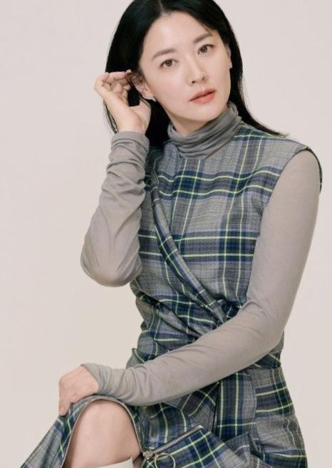 李英爱穿复古长裙优雅,49岁李英爱近期照片穿开衫毛衣