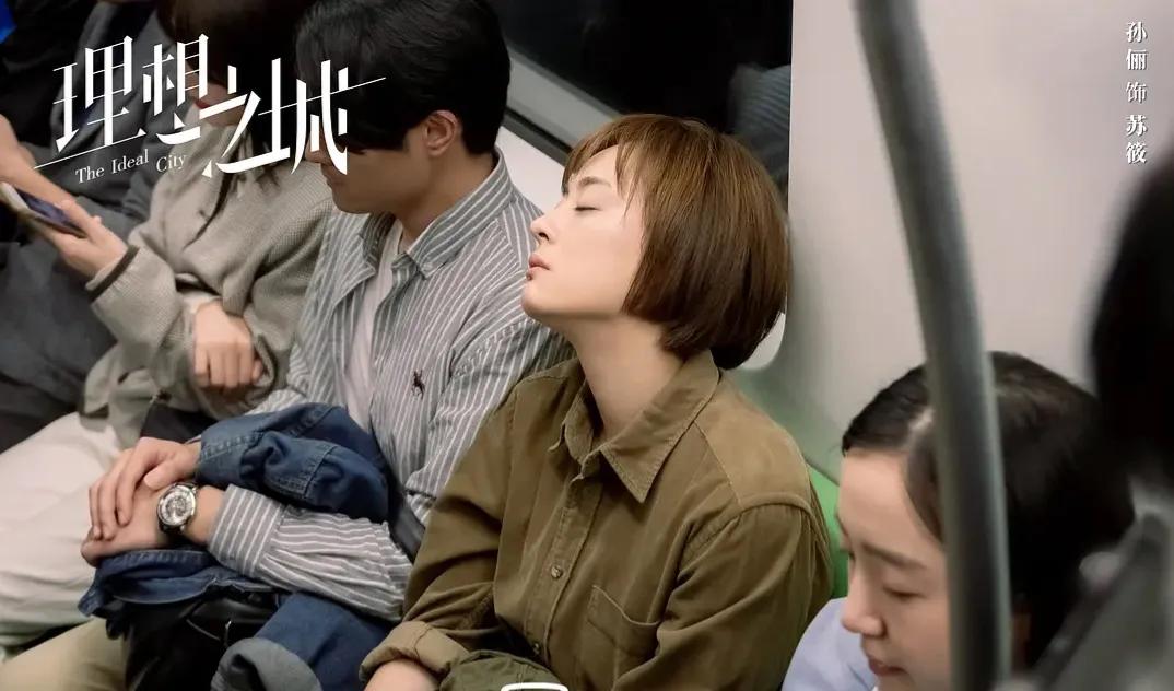 香港黄日华王杰县城捞金，央视郎永淳卖货：赚钱养家就是最大体面