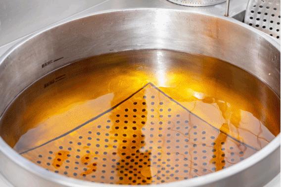 古城这家店很小,但鸡炸得好