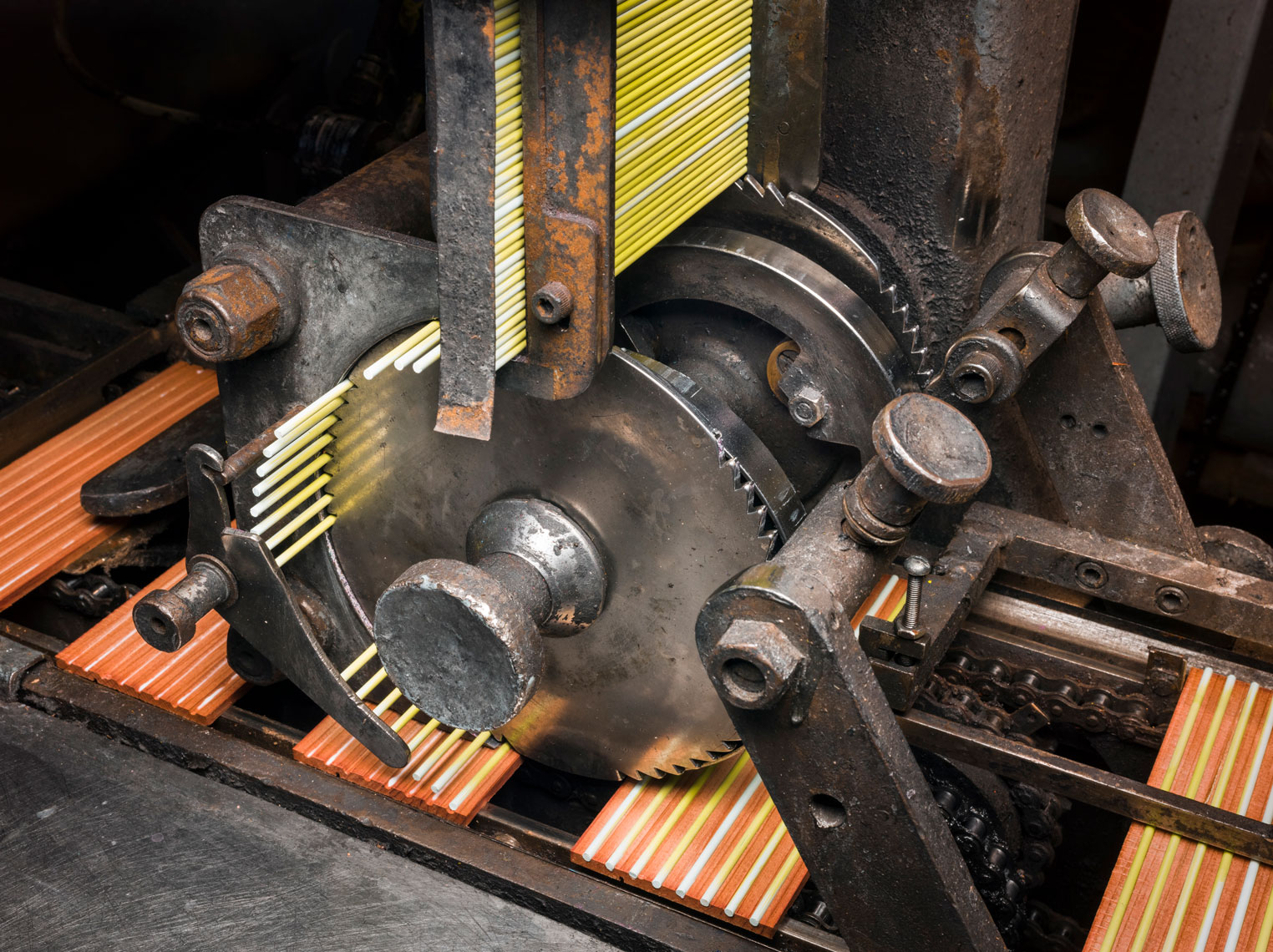 铅笔原来是这样做出来的,铅笔的制作过程是怎么样的