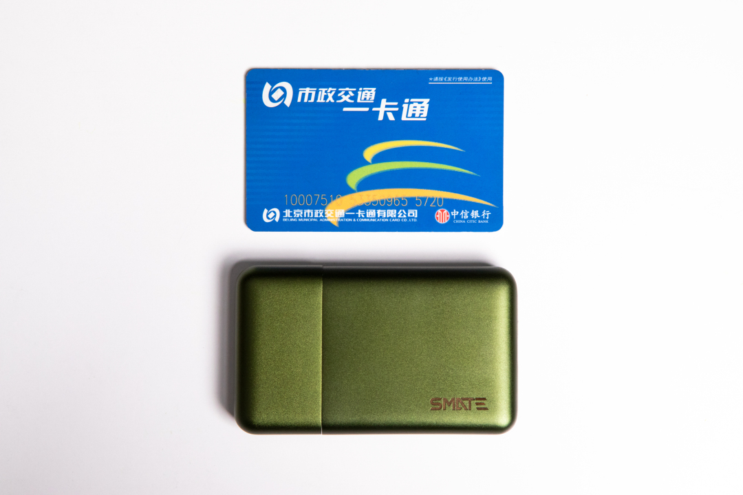 装进钱包的卡片式剃须刀，日本武士刀材质，0.05mm超薄刀网