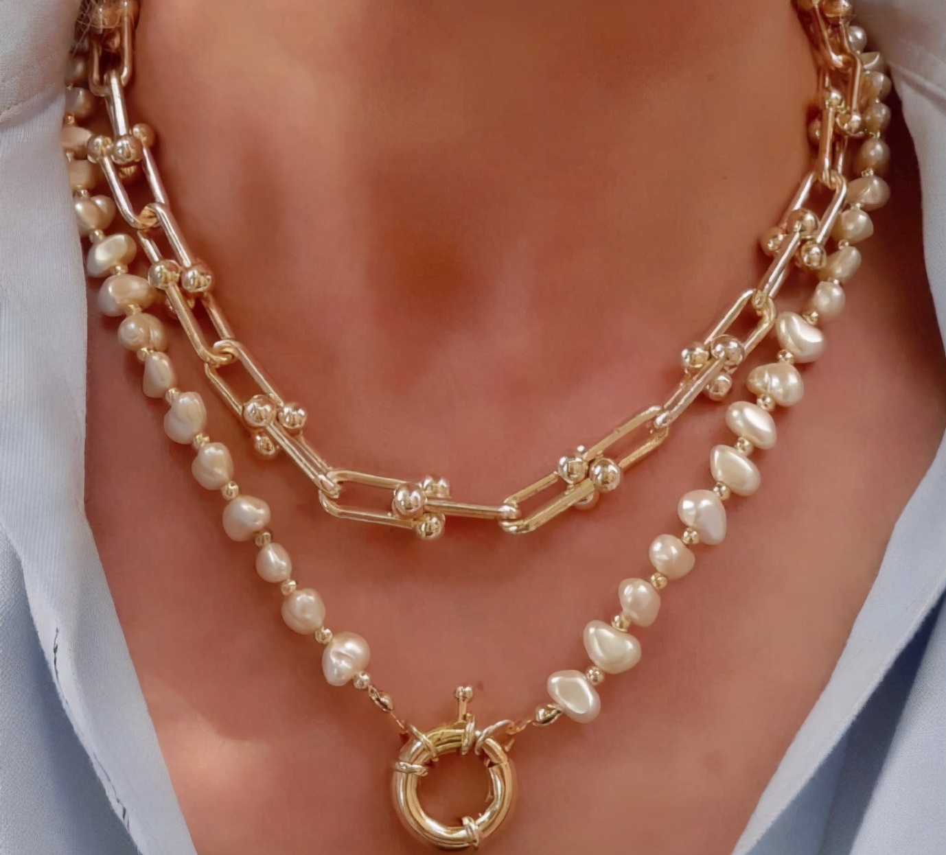 小蛮腰项链和珍珠项链叠戴好看吗,珍珠项链怎么搭配显得年轻洋气