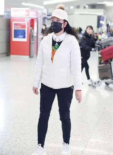 刘晓庆早年照曝光一袭红裙风,刘晓庆装嫩原视频