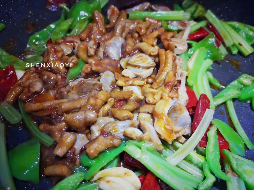 爆炒鸡杂到底要不要焯水,重庆鸡杂的家常做法爆炒泡椒鸡杂