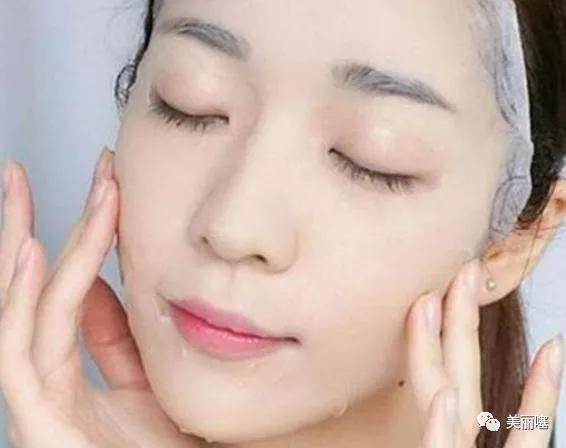 敷面膜时那层白色的纸要不要扔掉,有塑料纸的面膜的正确使用方法