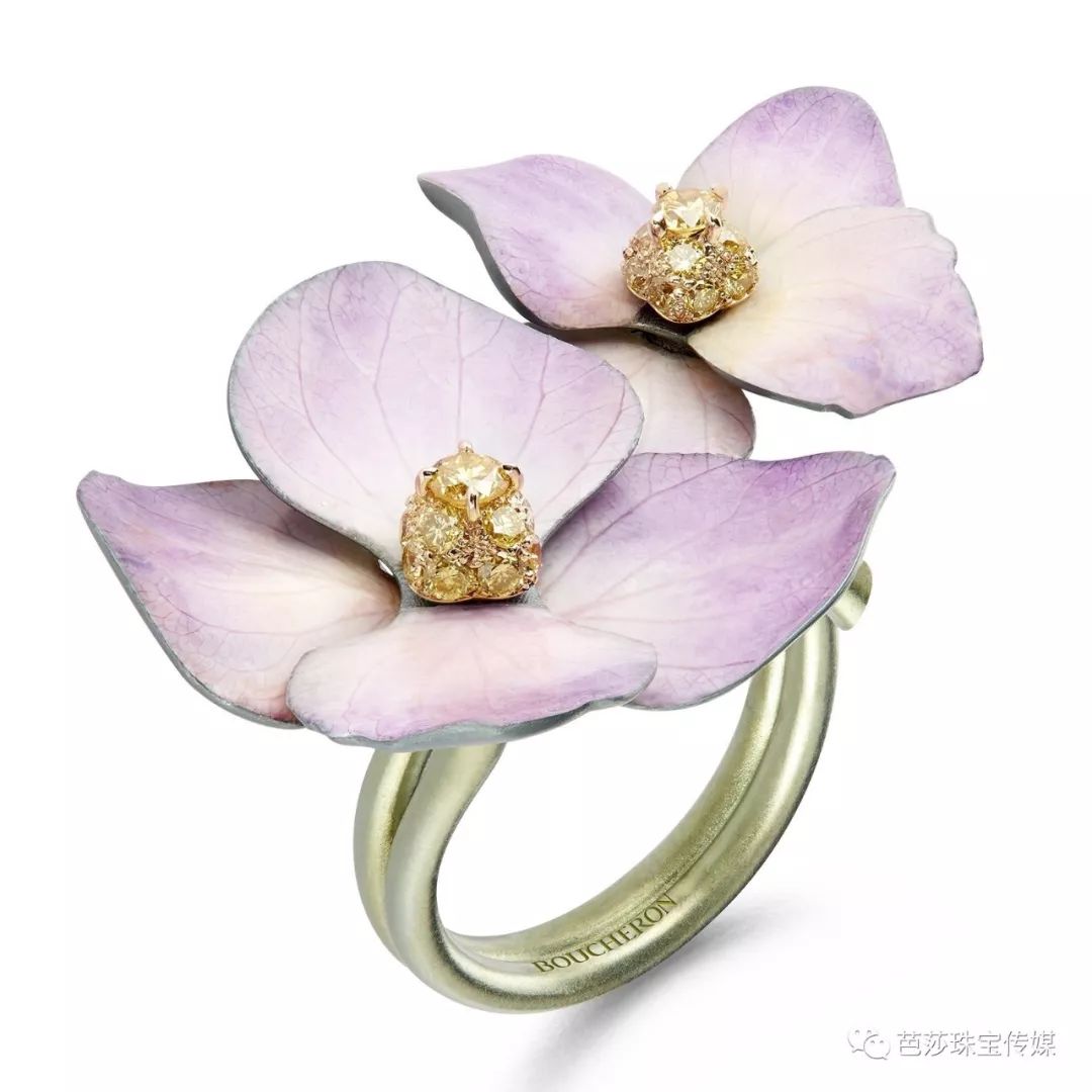 早春最流行的珠宝搭配,什么穿搭可以戴夸张的珠宝