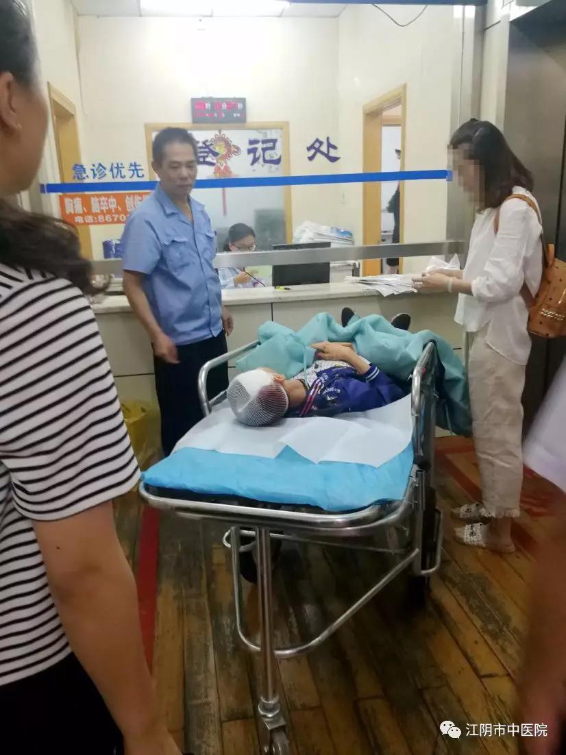 11岁男孩被铁围栏扎伤,青海10岁男童被砸晕后被捅10刀