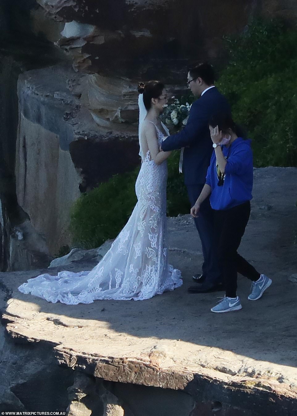 国外夫妻悬崖拍婚纱照,国外拍婚纱照跳崖