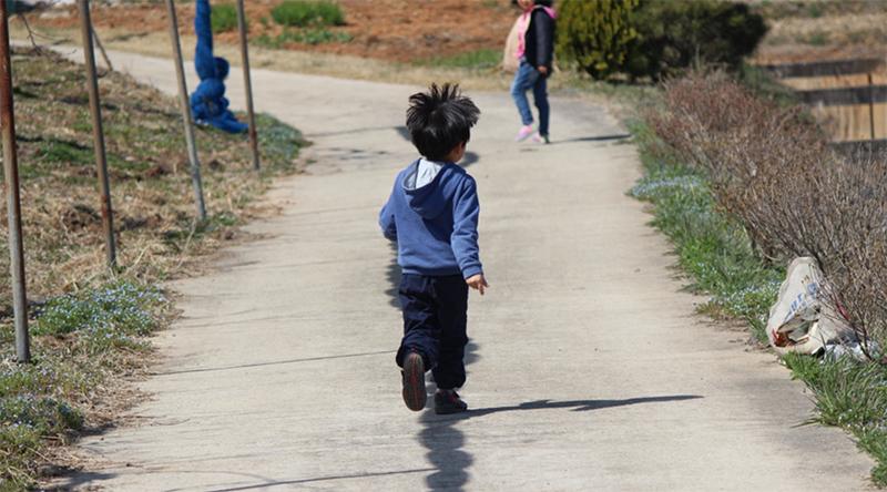 面对危险如何教孩子保护自己,遇到危险父母的正确做法