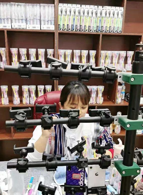 义乌小商品抖音直播,义乌夫妻直播赚钱