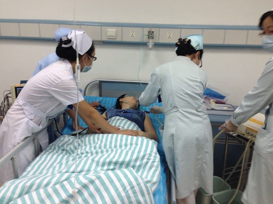 女子与三朋友酒后泡温泉,昏倒两日后死亡,谁来承担赔偿责任?