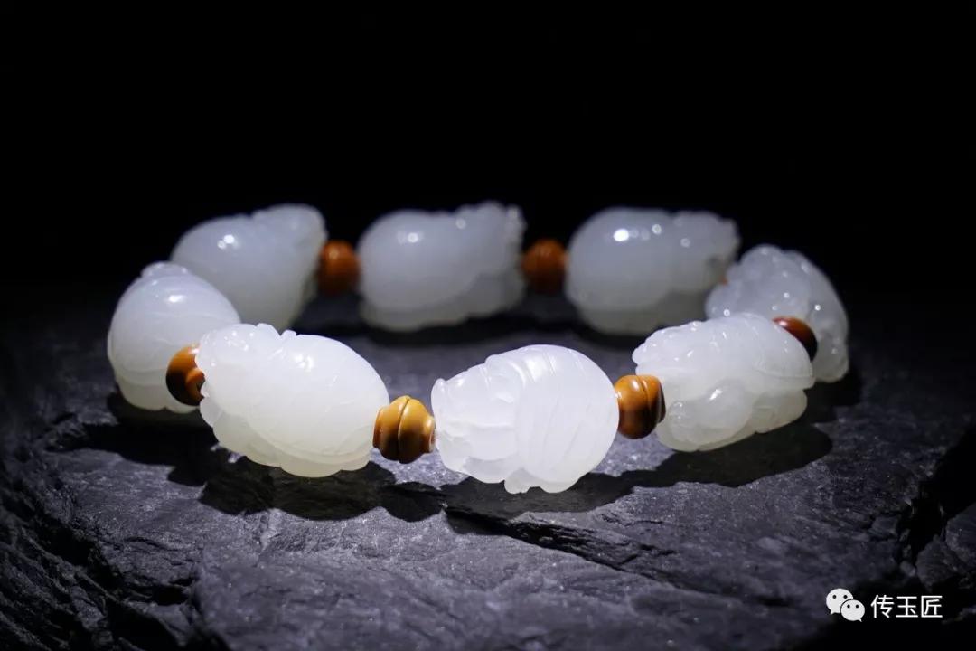 和田玉能戴着洗澡吗,和田玉手串可以戴着洗澡吗