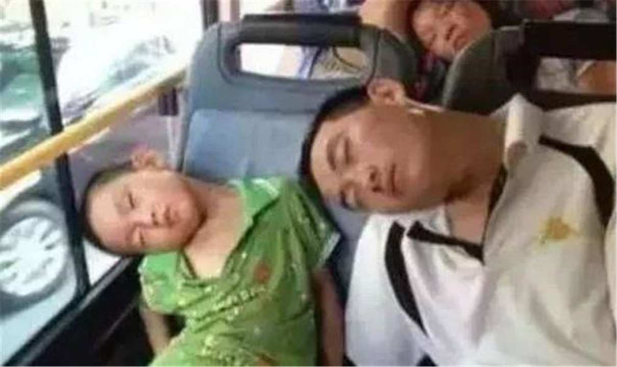 宝宝睡着了有惊跳反应,萌娃一字马睡姿走红