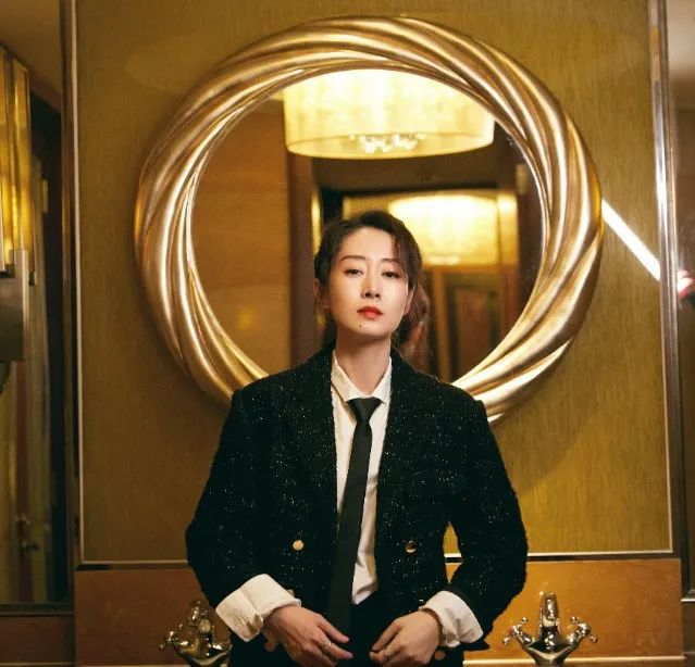 45岁刘敏涛风格大变,44岁刘敏涛活得有多潇洒