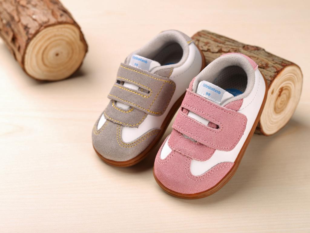 小孩衣服穿大一号还是刚刚好,小孩衣服可以买大一码明年穿吗