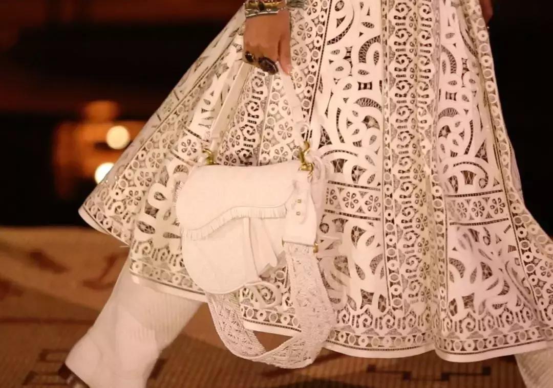 在摩洛哥皇宫，穿拖鞋看秀，是什么体验？