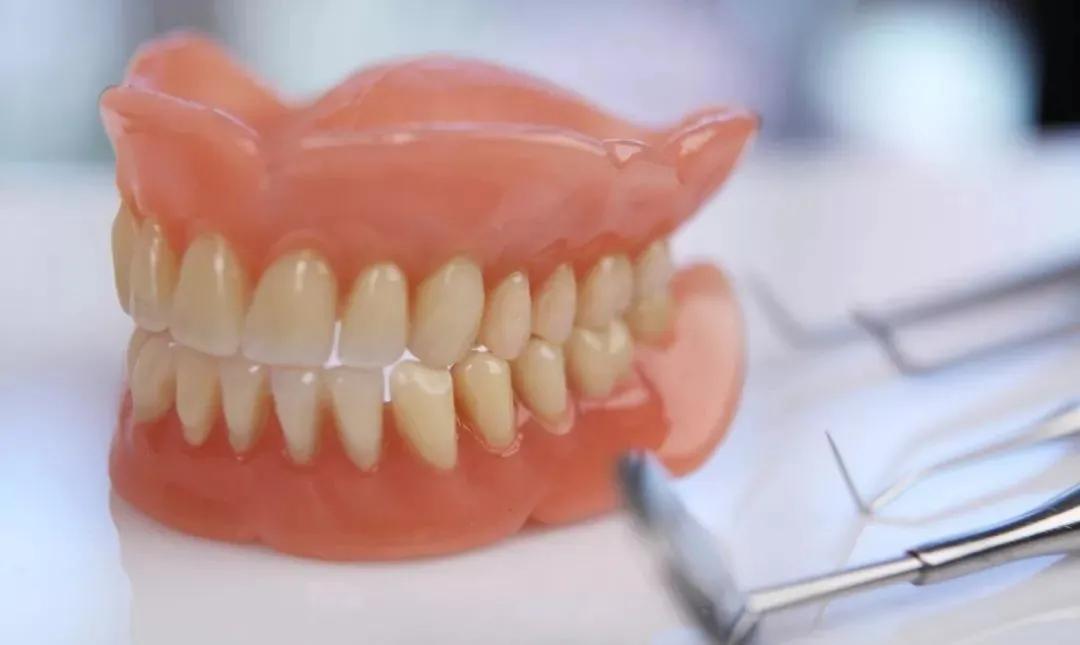 二氧化锆假牙可以做核磁吗,拿不掉的假牙可以做核磁共振么