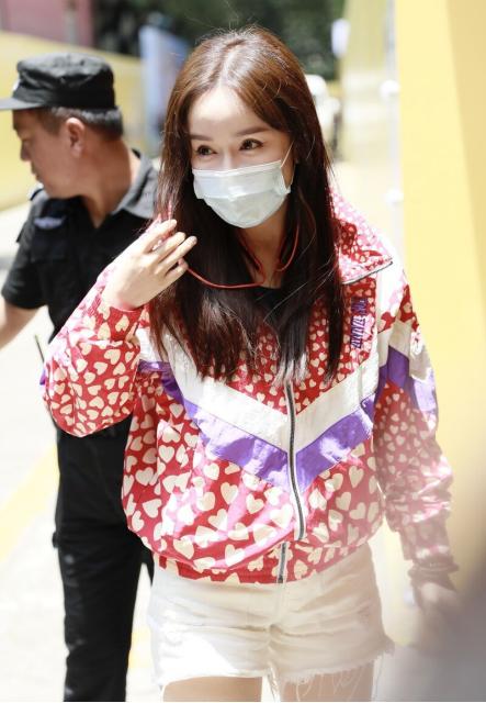 娄艺潇身穿红色短裙大秀,娄艺潇紧身裤穿搭