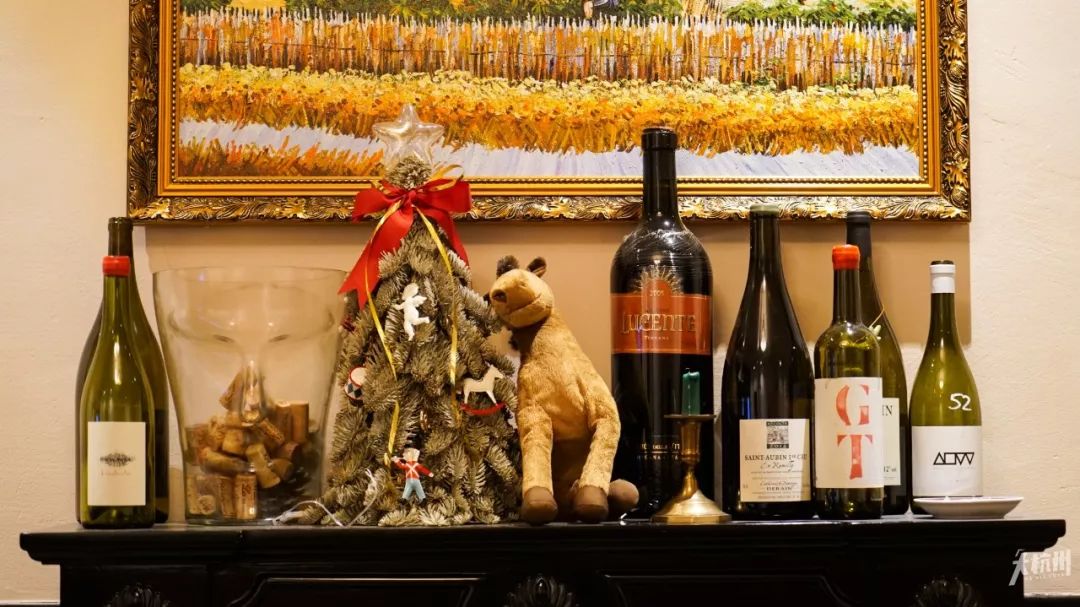 自从走进杭州这家酒吧，我就彻底入了新生代网红“自然酒”的坑