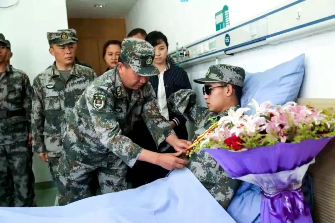 一个标准的军礼彰显崇高的敬意,这个特殊的军礼令人泪目