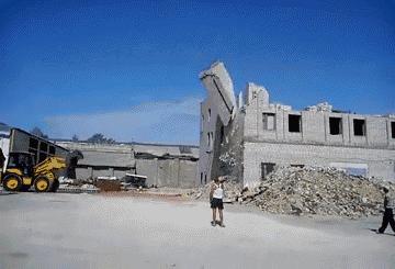 我在学校超市买了一包南京煊赫门收了我19块，我该怎么举报