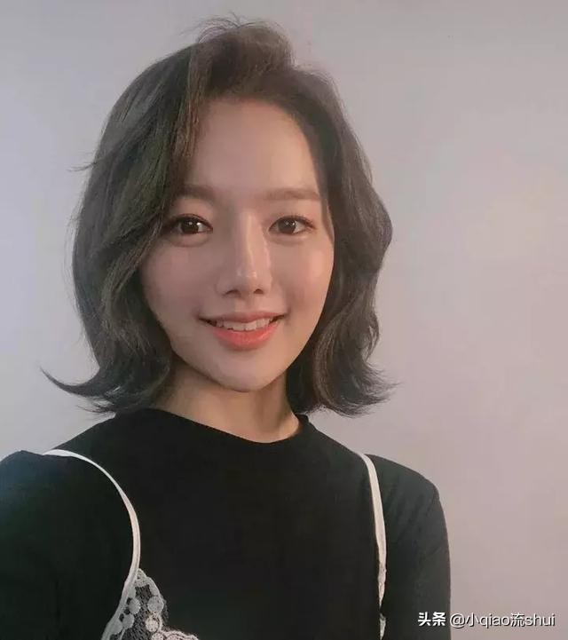 圆脸女锁骨好看还是齐肩发好看,齐肩锁骨发大圆脸适合什么头发