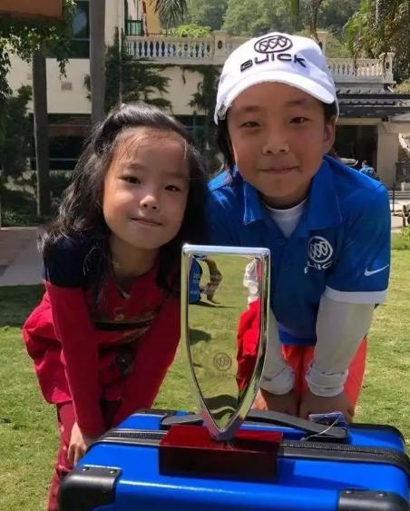 刘国梁爱女首获高尔夫世界冠军,刘国梁陪女儿打高尔夫的历程