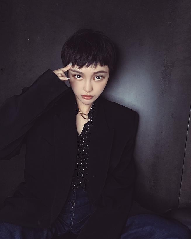 周扬青戴黑色帽子的照片,周扬青同款发型